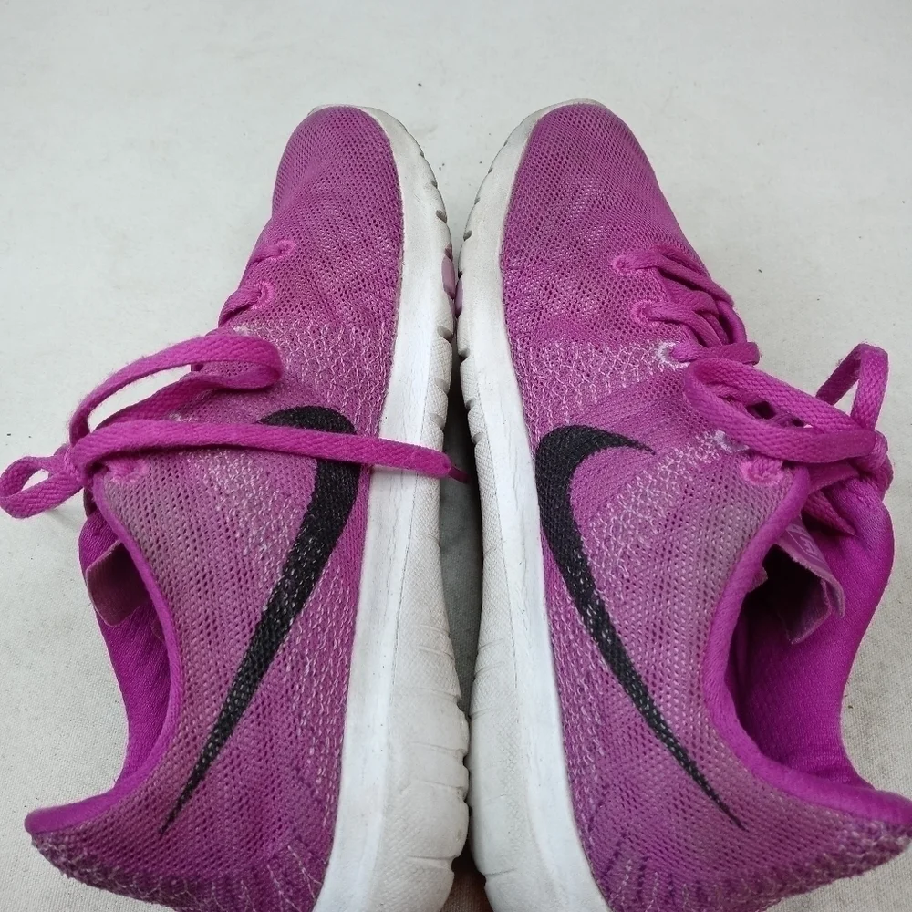 Nike Fury women's sz 7 pink athletic shoes